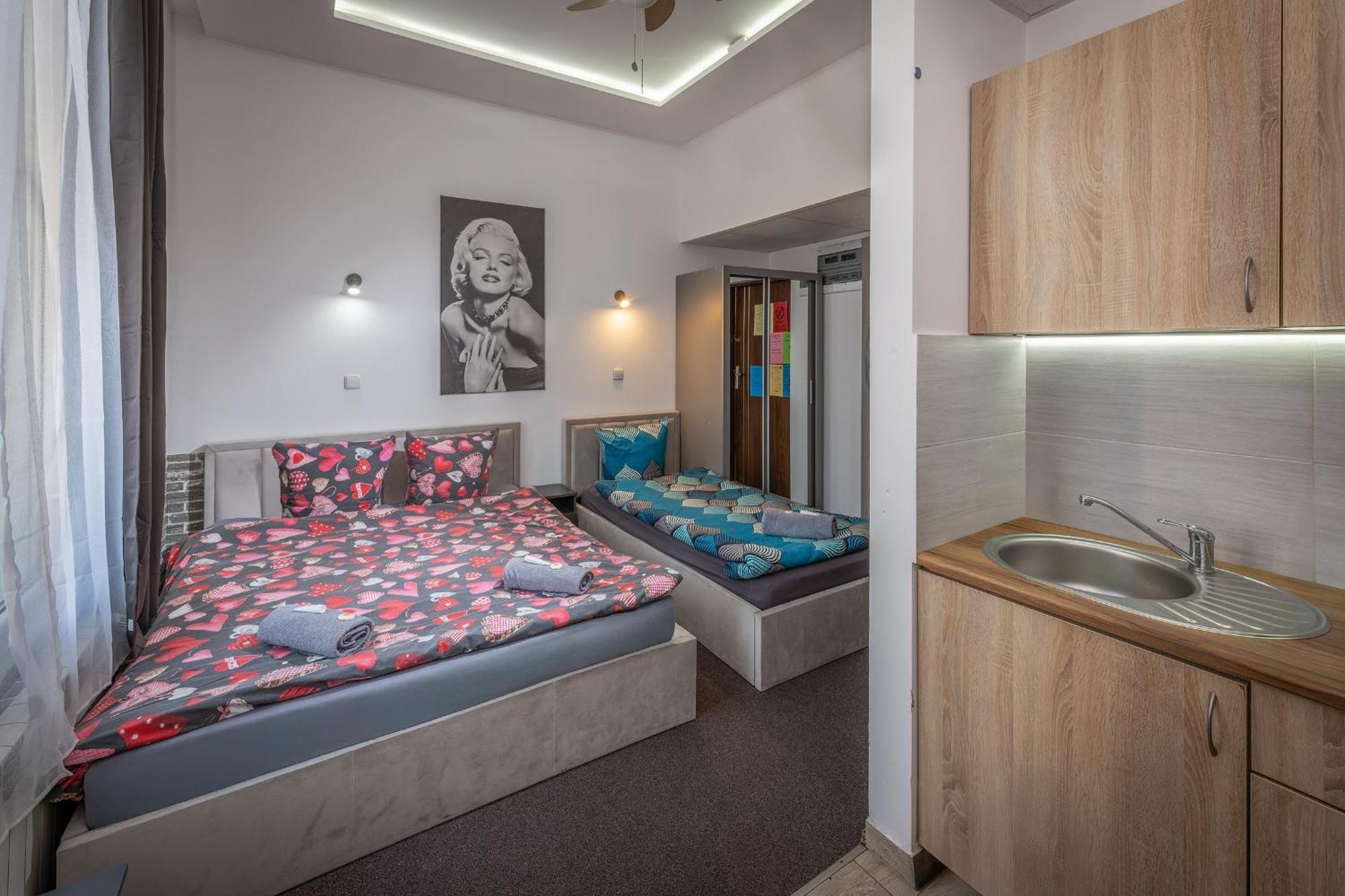 70S Guest Room Краков Экстерьер фото