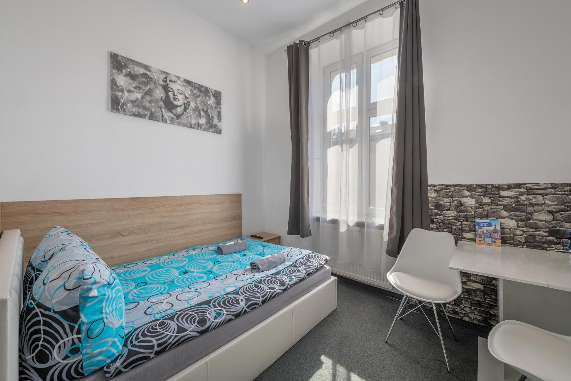 70S Guest Room Краков Экстерьер фото
